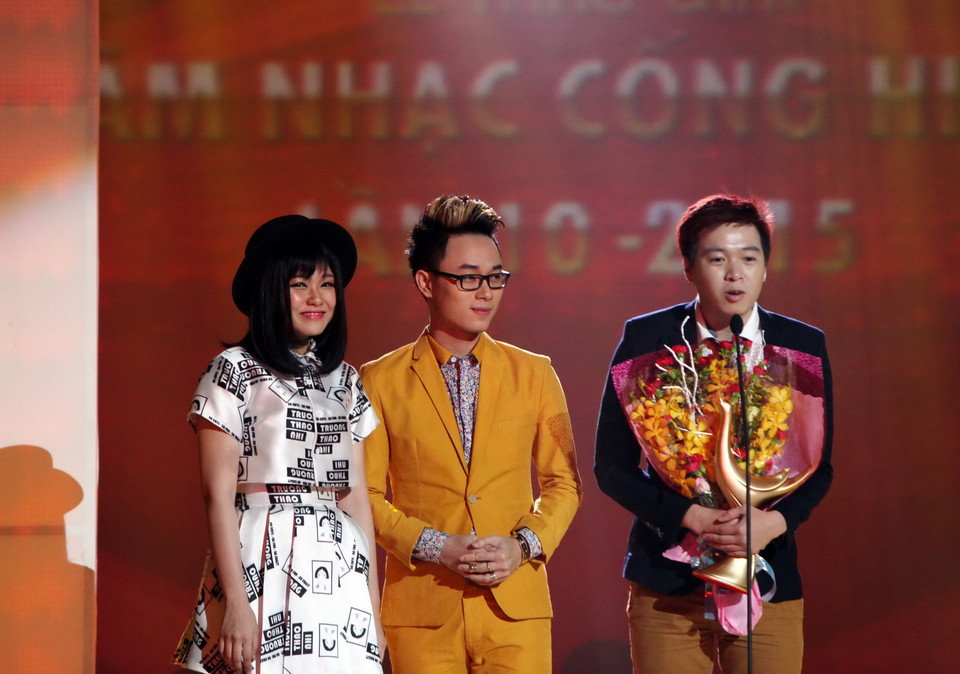 Giải Bài hát của năm thuộc về bài hát Bốn chữ lắm. (tác giả: Phạm Toàn Thắng, ca sỹ Trúc Nhân-Trương Thảo Nhi). (Ảnh: Phương Vy/TTXVN)