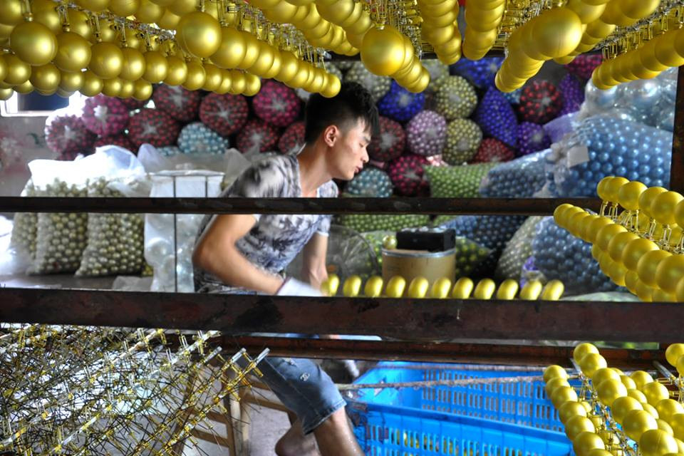 Cứ 3 sản phẩm Giáng sinh trên thế giới thì lại có 2 sản phẩm được sản xuất và lắp ráp ở thành phố Yiwu của Trung Quốc. (Nguồn: CCTVNews)