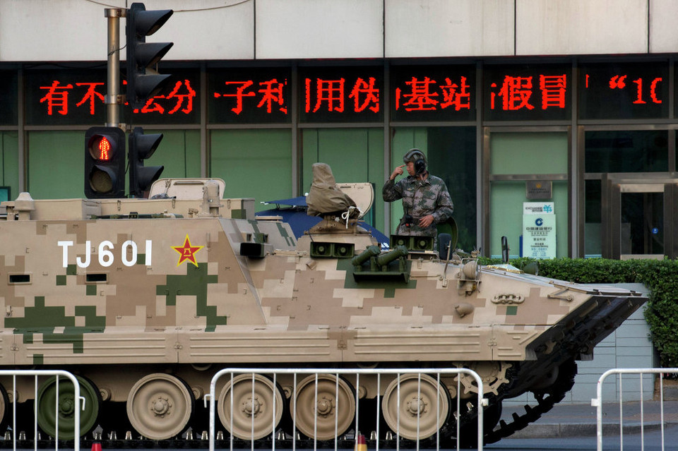 Một người lính đang ra hiệu từ xe tăng chuẩn bị tham gia buổi diễn tập. (Nguồn: Sputniknews)