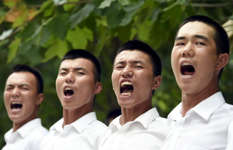  Đội pháo binh hô vang khẩu hiệu khi đứng trong hàng ngũ. (Nguồn: Sputniknews)