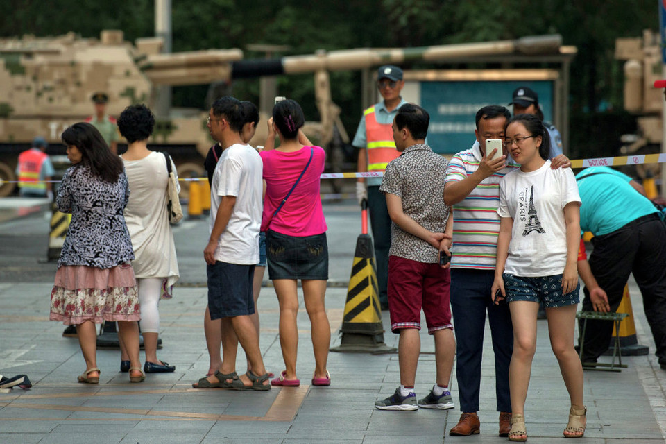 Người dân chứng kiến màn diễn tập. (Nguồn: Sputniknews)