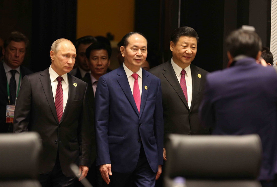 Chủ tịch nước Trần Đại Quang (giữa), Tổng thống Nga Vladimir Putin (trái) và Chủ tịch Trung Quốc Tập Cận Bình (phải) đến dự phiên họp. (Nguồn: TTXVN)