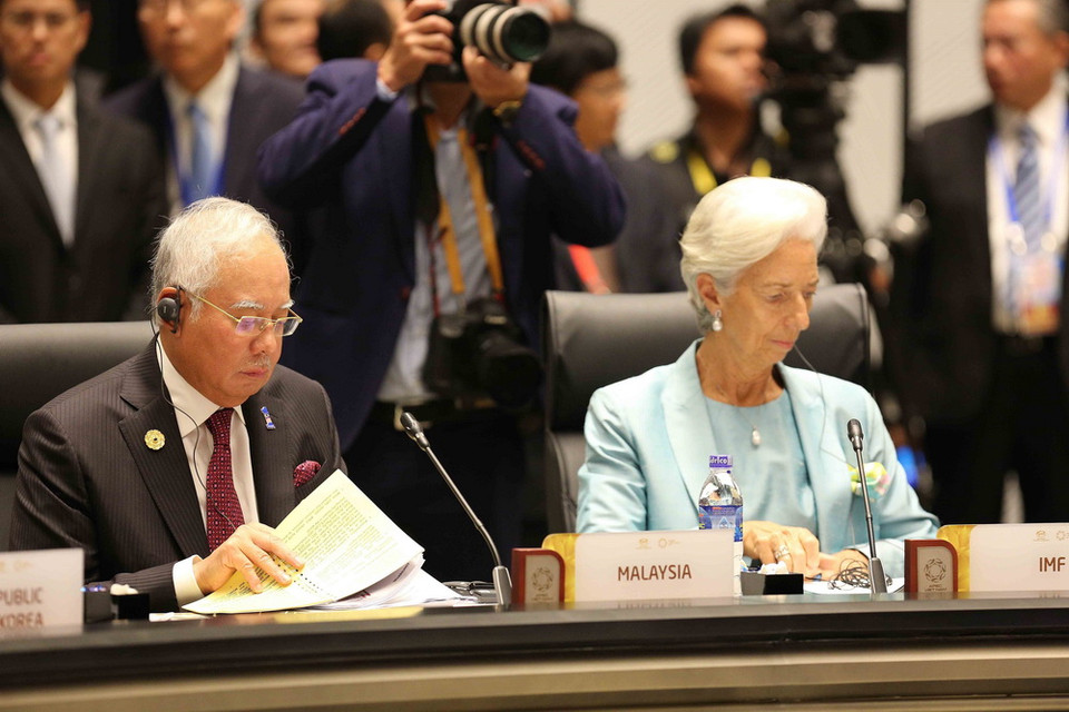 Thủ tướng Malaysia Najib Razak (trái) và Tổng Giám đốc Quỹ Tiền tệ quốc tế (IMF) Christine Lagarde dự phiên họp. (Nguồn: TTXVN)