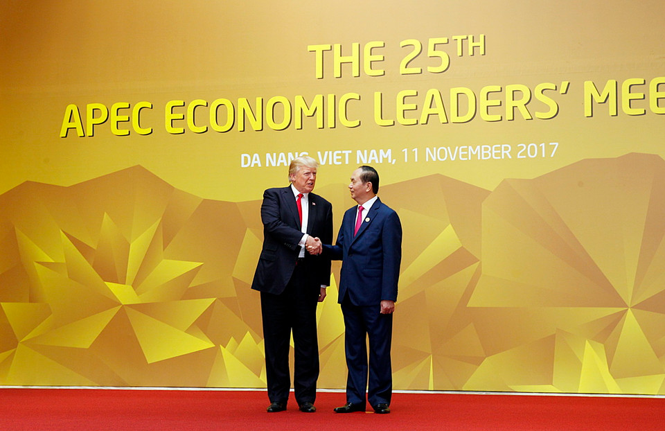 Chủ tịch nước Trần Đại Quang, Chủ tịch Hội nghị Cấp cao APEC lần thứ 25 đón Tổng thống Hoa Kỳ Donald Trump đến dự Hội nghị. (Nguồn: TTXVN)