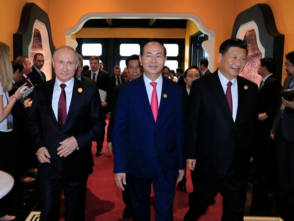 Chủ tịch nước Trần Đại Quang (giữa), Tổng thống Nga Vladimir Putin (trái) và Chủ tịch Trung Quốc Tập Cận Bình (phải) đến dự phiên họp. (Nguồn: TTXVN)