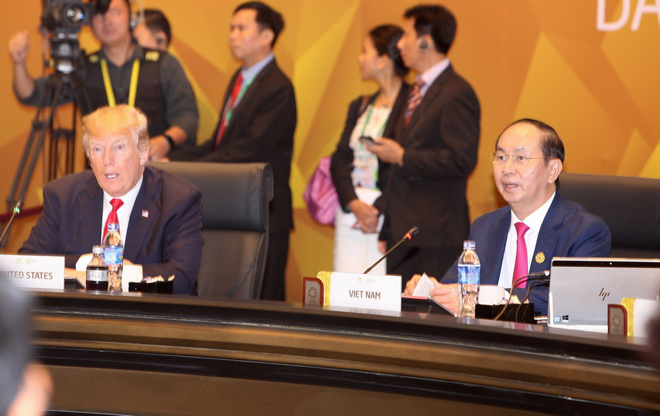 Chủ tịch nước Trần Đại Quang và Tổng thống Hoa Kỳ Donald Trump tham dự phiên họp. (Nguồn: TTXVN)