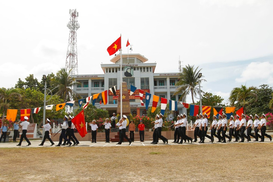 Nghi lễ chào cờ, diễu hành của các bộ, chiến sỹ và nhân dân đảo Song Tử Tây vào đúng ngày kỷ niệm 49 năm Giải phóng miền Nam, thống nhất đất nước (30/4/1975-30/4/2024). (Ảnh: Thanh Vũ/TTXVN)