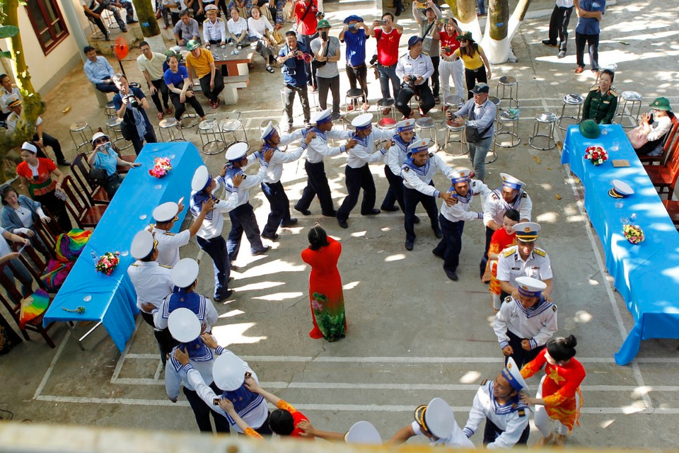 Đoàn văn công tỉnh Hòa Bình giao lưu cùng các chiến sỹ Hải quân trên đảo Sinh Tồn. (Ảnh: Thanh Vũ/TTXVN)