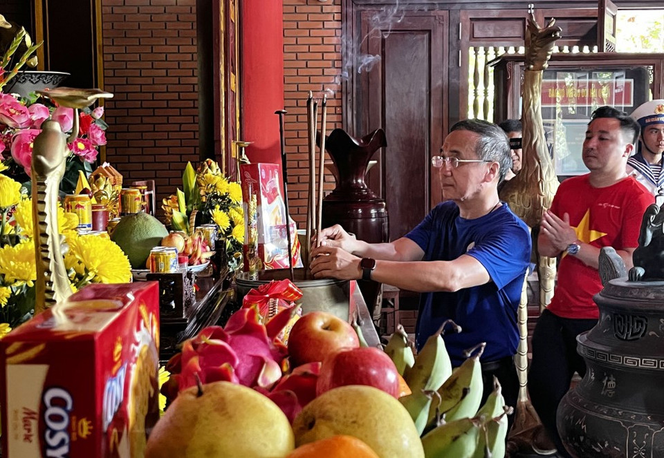 Ông Đinh Thế Phúc, thành viên Hội đồng Thành viên Tập đoàn Điện lực Việt Nam thực hiện nghi thức dâng hương, dâng hoa tưởng nhớ Chủ tịch Hồ Chí Minh tại đảo Trường Sa. (Ảnh: Thanh Vũ/TTXVN)