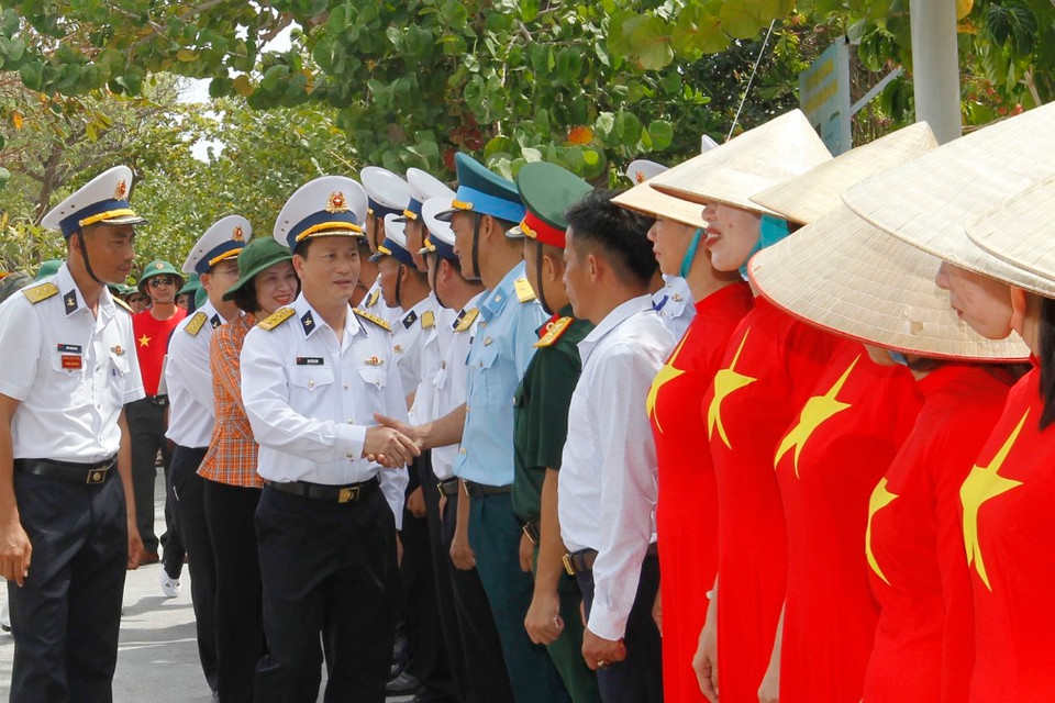 Đại tá Cao Văn Sơn, Phó Chủ nhiệm Hậu cần Quân chủng Hải quân thăm hỏi, động viên cán bộ, chiến sỹ Hải quân và nhân dân đảo Song Tử Tây. (Ảnh: Thanh Vũ/TTXVN)
