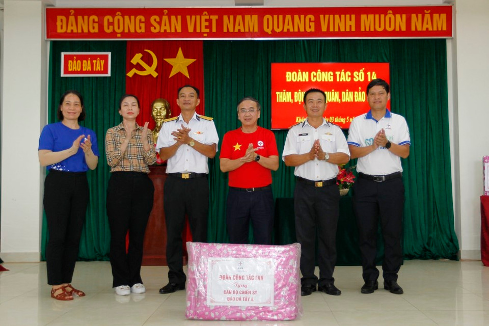 Ông Đinh Thế Phúc, Thành viên Hội đồng Thành viên Tập đoàn Điện lực Việt Nam tặng quà các chiến sỹ Hải quân trên đảo Đá Tây. (Ảnh: Thanh Vũ/TTXVN)