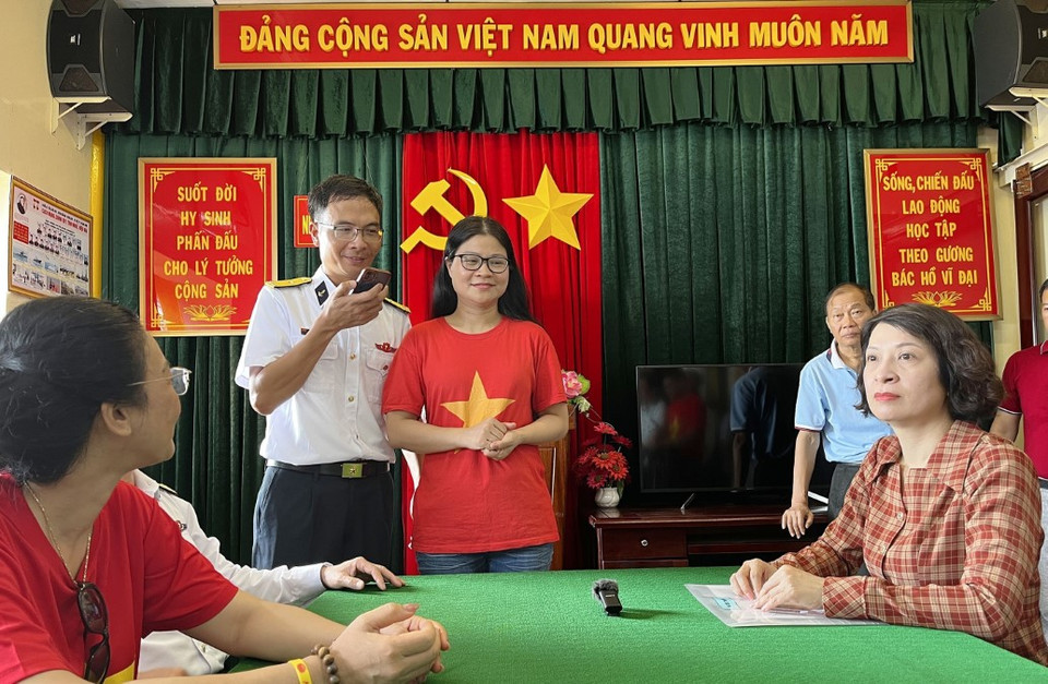 Thứ trưởng Bộ Y tế Nguyễn Thị Liên Hương (phải) cùng lãnh đạo các bệnh viện chỉ đạo trực tuyến qua điện thoại chăm sóc, điều trị người thân của các chiến sỹ trên nhà giàn DK1/20. (Ảnh: Thanh Vũ/TTXVN)