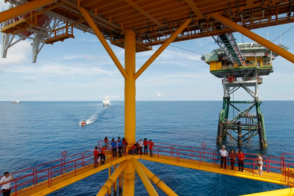 Đoàn công tác số 14 đến thăm các bộ, chiến sỹ nhà giàn DK1/20. (Ảnh: Thanh Vũ/TTXVN)