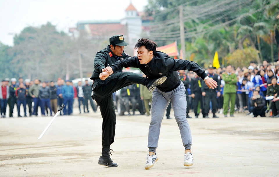 Cảnh sát cơ động khống chế các đối tượng quá khích. (Ảnh: Minh Đức/TTXVN)