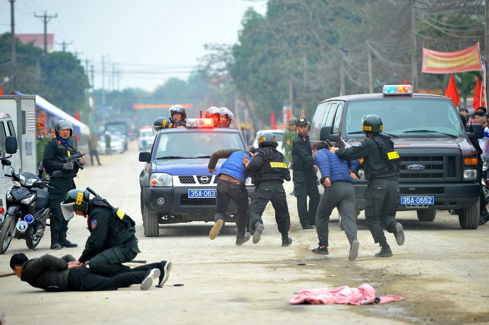 Chiều 30/1/2018, Công an tỉnh Ninh Bình phối hợp với Công an huyện Nho Quan tổ chức diễn tập bắt giữ, xử lý đối tượng đốt pháo nơi công cộng và chống người thi hành công vụ.(Ảnh: Minh Đức/TTXVN)