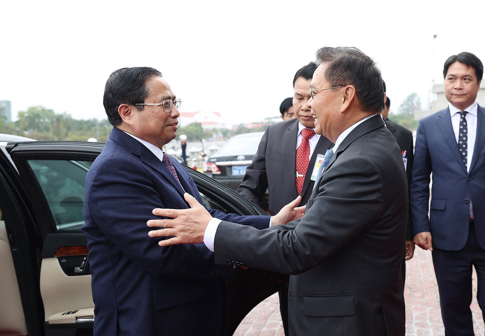 Trong chuyến thăm chính thức Lào, chiều 11/1/2023 tại thủ đô Vientiane, Thủ tướng Phạm Minh Chính hội kiến Chủ tịch Quốc hội Lào Saysomphone Phomvihan. (Ảnh: Dương Giang/TTXVN)