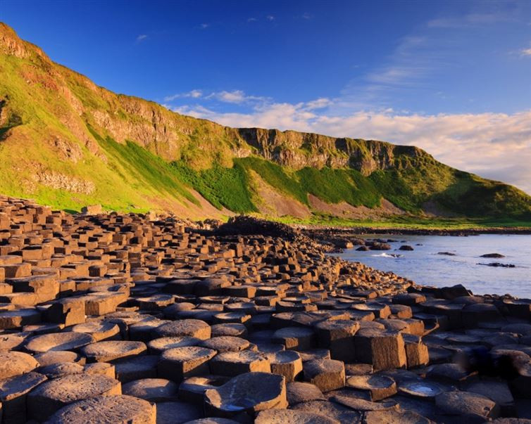 Giants Causeway nằm ở quận Antrim, thuộc bờ biển phía Đông Bắc của Bắc Ireland. Đây được coi là báu vật thiên nhiên của người Ireland. Giants Causeway có khoảng 40.000 cột đá bazan đan xen với nhau. (Nguồn: Tourism Profile) 