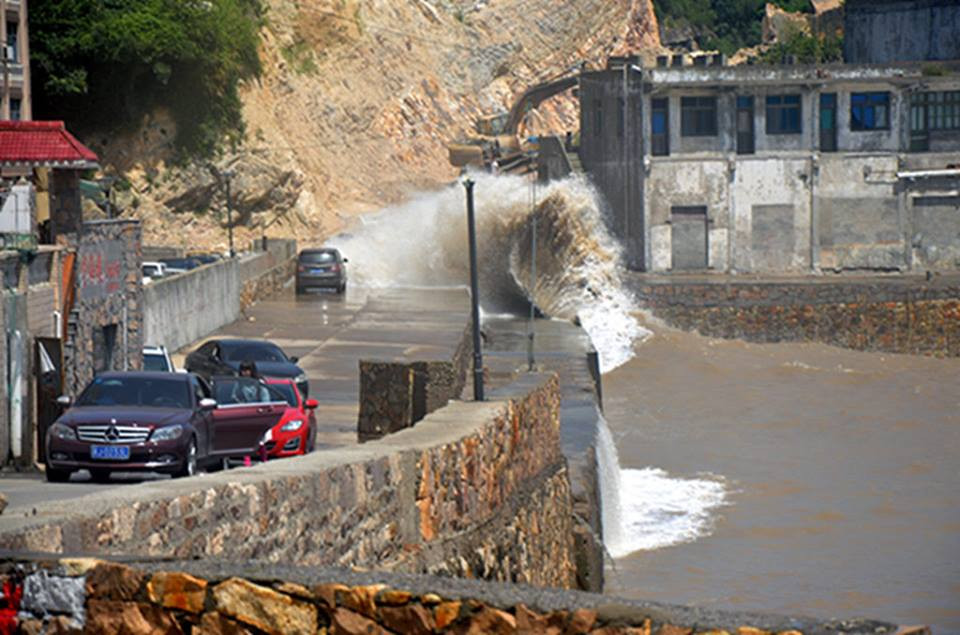 Cơ quan dự báo thời tiết trong nước đã đặt mức cảnh báo lên mức độ 2. Tất cả các tàu cá ở Phúc Kiến đều được yêu cầu quay trở lại cảng và khoảng 158.000 người sẽ phải sơ tán khỏi đây. (Nguồn: CCTVNews)