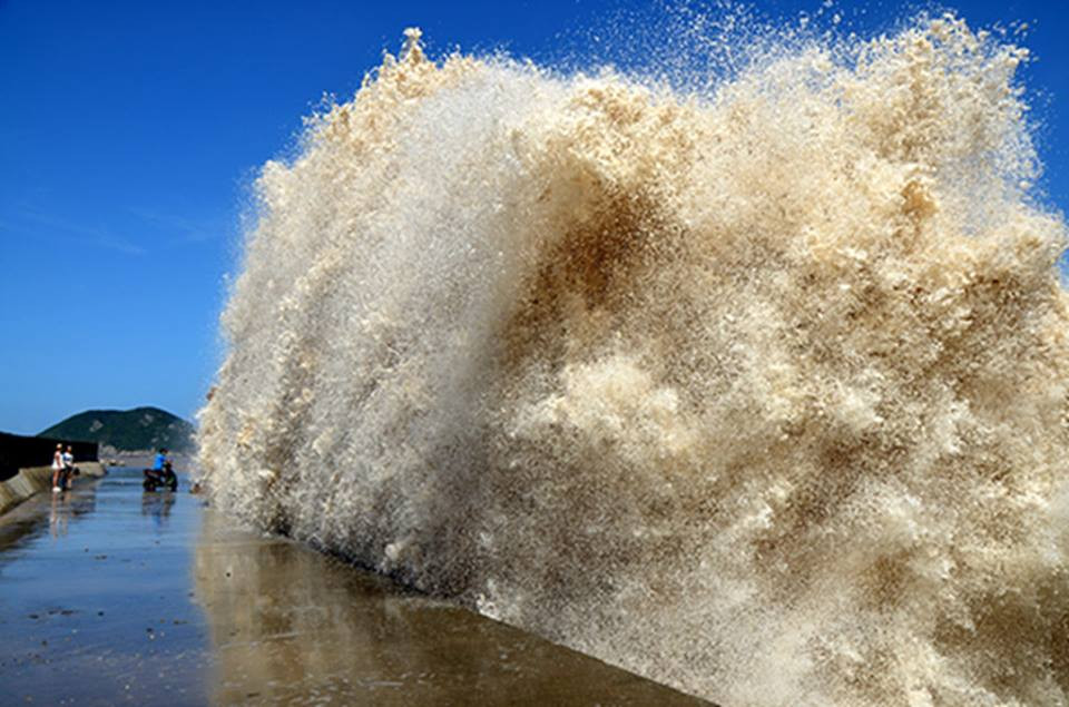 Những cơn sóng dữ đang táp vào bờ ở các tỉnh Phúc Kiến và Chiết Giang, miền Đông Trung Quốc khi cơn bão Soudelor dự kiến sẽ quét qua khu vực này sau khi qua Đài Loan. (Nguồn: CCTVNews)