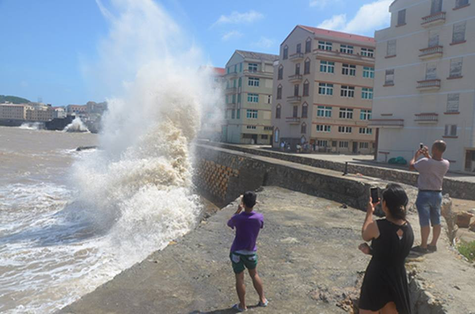 Đây là cơn bão đầu tiên trong năm có sức ảnh hưởng tới nhiều khu vực ở Trung Quốc. Nhiều người hiếu kỳ đã bất chấp nguy hiểm ra chụp ảnh cơn sóng (Nguồn: CCTVNews)