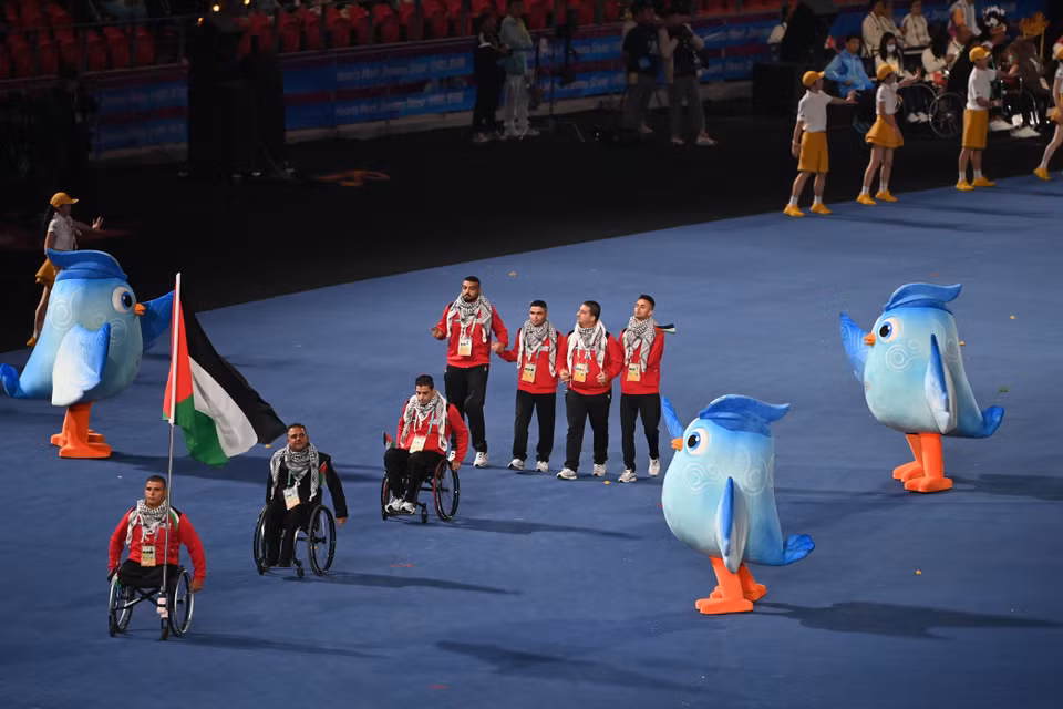 Các vận động viên diễu hành tại Lễ Khai mạc Asian Para Games lần thứ 4 ở Hàng Châu, tỉnh Chiết Giang (Trung Quốc), ngày 22/10/2023. (Ảnh: THX/TTXVN)