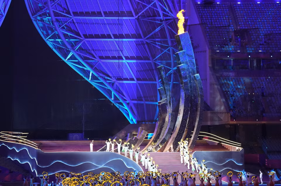 Ngọn đuốc được thắp sáng tại Lễ Khai mạc Asian Para Games lần thứ 4 ở Hàng Châu, tỉnh Chiết Giang (Trung Quốc), ngày 22/10/2023. (Ảnh: THX/TTXVN)