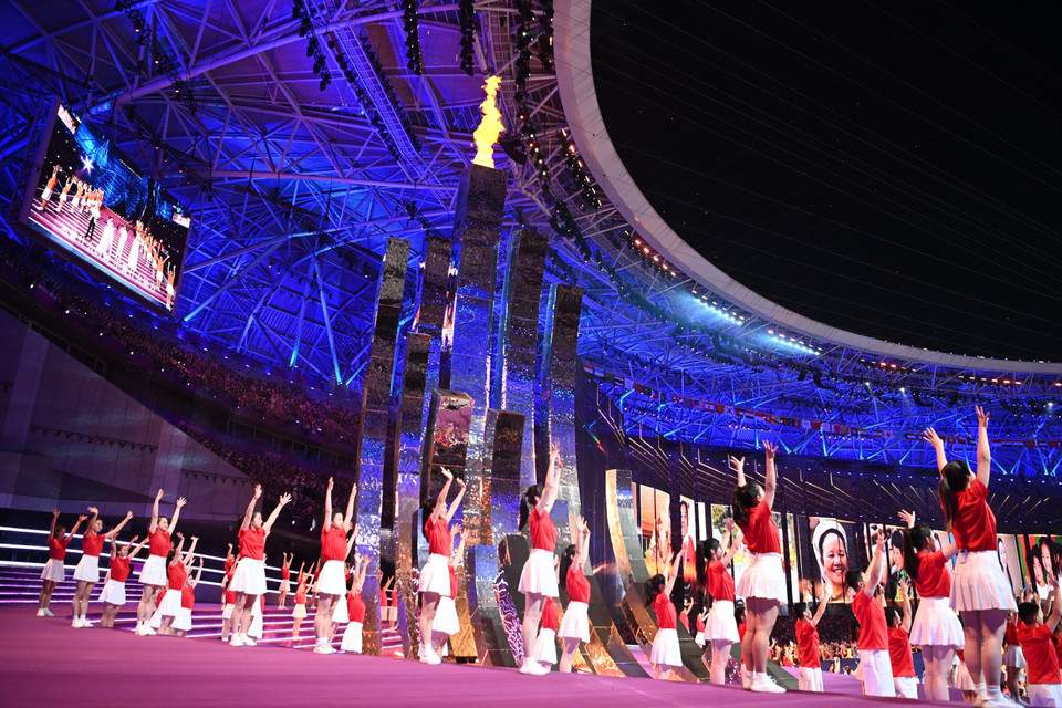 Ngọn đuốc được thắp sáng tại Lễ Khai mạc Asian Para Games lần thứ 4, ngày 22/10/2023. (Ảnh: THX/TTXVN)