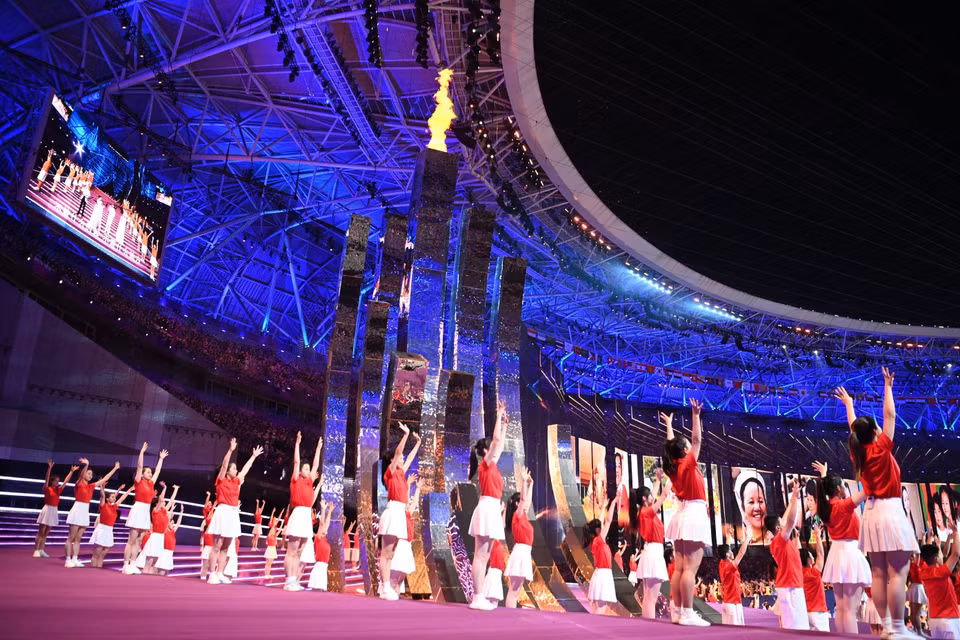 Ngọn đuốc được thắp sáng tại Lễ Khai mạc Asian Para Games lần thứ 4, ngày 22/10/2023. (Ảnh: THX/TTXVN)