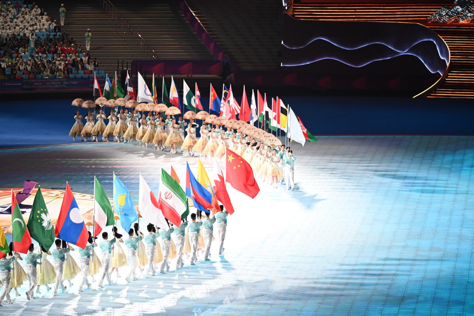 Rước quốc kỳ tại Lễ Khai mạc Asian Para Games, ngày 22/10/2023. (Ảnh: THX/TTXVN)