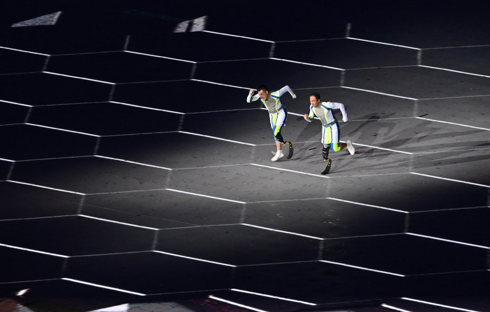 Các nghệ sỹ biểu diễn tại Lễ Khai mạc Asian Para Games lần thứ 4 ở Hàng Châu, tỉnh Chiết Giang (Trung Quốc). (Ảnh: THX/TTXVN)