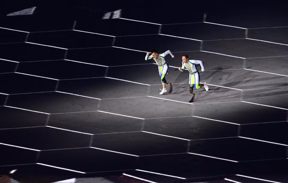 Các nghệ sỹ biểu diễn tại Lễ Khai mạc Asian Para Games lần thứ 4 ở Hàng Châu, tỉnh Chiết Giang (Trung Quốc). (Ảnh: THX/TTXVN)