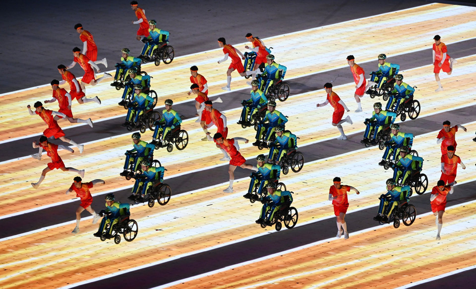 Các nghệ sỹ biểu diễn tại Lễ Khai mạc Asian Para Games ở Hàng Châu (Trung Quốc), ngày 22/10/2023. (Ảnh: THX/TTXVN)