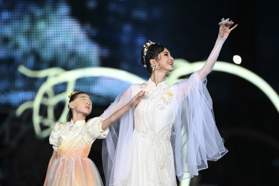 Các nghệ sỹ biểu diễn tại Lễ Khai mạc Asian Para Games lần thứ 4. (Ảnh: THX/TTXVN)