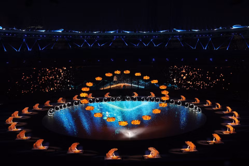 Màn biểu diễn của các nghệ sỹ tại Lễ Khai mạc Asian Para Games ở Hàng Châu, tỉnh Chiết Giang (Trung Quốc), ngày 22/10/2023. (Ảnh: THX/TTXVN)