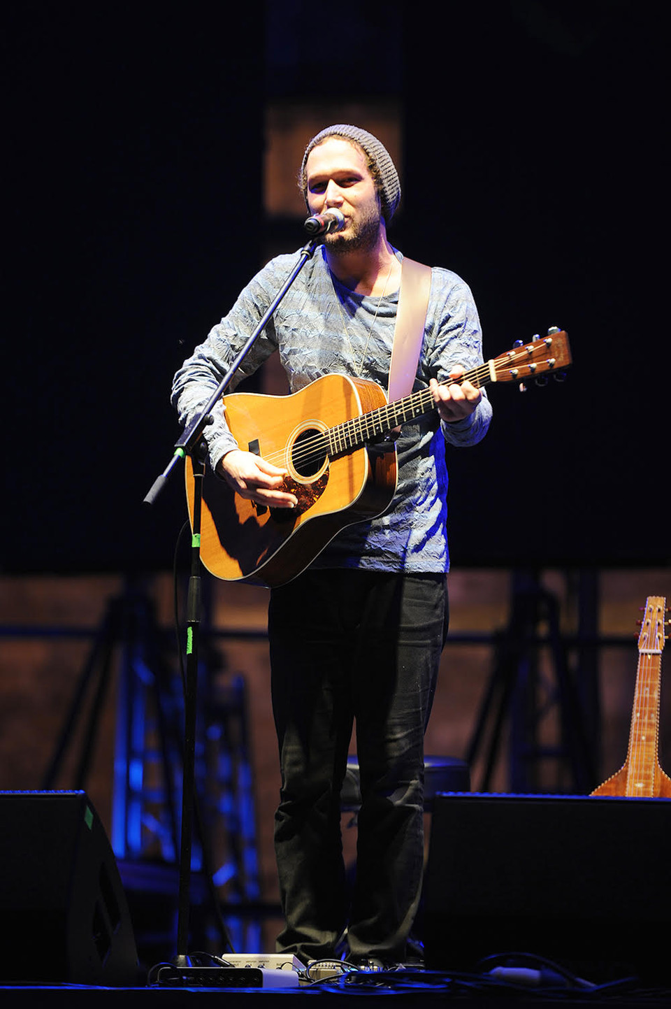 Nghệ sĩ điển trai người New Zealand, Thomas Oliver hút cùng cây đàn guitar đem đến sự ngọt ngào, ấm áp, cùng tinh thần nam tính, đơn giản trong những ca khúc do chính anh sáng tác. (Nguồn: BTC)