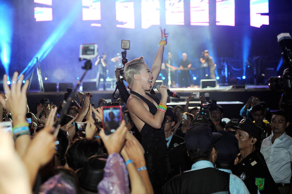 Âm nhạc cực bốc của DJ Hoàng Touliver ở phía trên và màn trình diễn hết mình bên dưới của Tóc Tiên mang tới những cảm xúc thực sự thăng hoa cho khán giả. (Nguồn: BTC) 