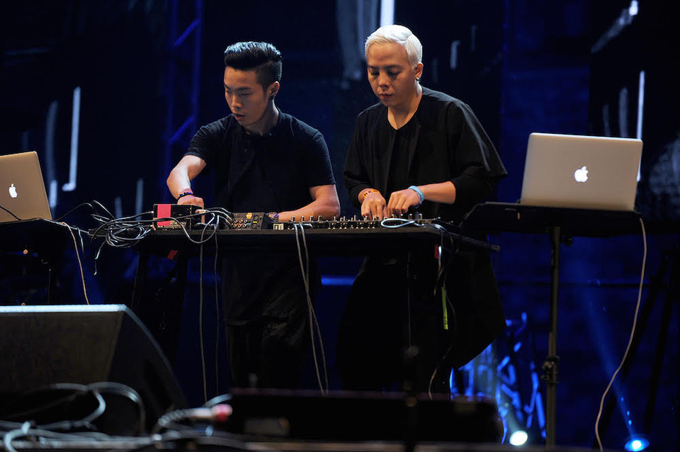 Tuy nhiên "cơn gió mùa" chỉ thực sự “lạnh” khi DJ Hoàng Touliver xuất hiện và mang theo “bộ sậu” SpaceSpeakers của mình với nhiều tiết mục khiến khán giả đứng ngồi không yên. (Nguồn: BTC)