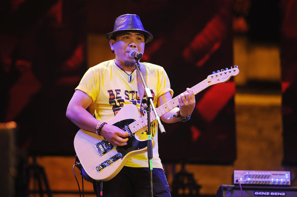 Mở đầu đêm diễn thứ 2 của Monsoon 2015 là nghệ sĩ Trần Toàn K300. Sở dĩ anh được nhạc sĩ Quốc Trung đưa ra lời mời tại Monsoon là vì Trần Toàn theo đuổi con đường riêng với tư duy âm nhạc khá “dị.” (Nguồn: BTC)