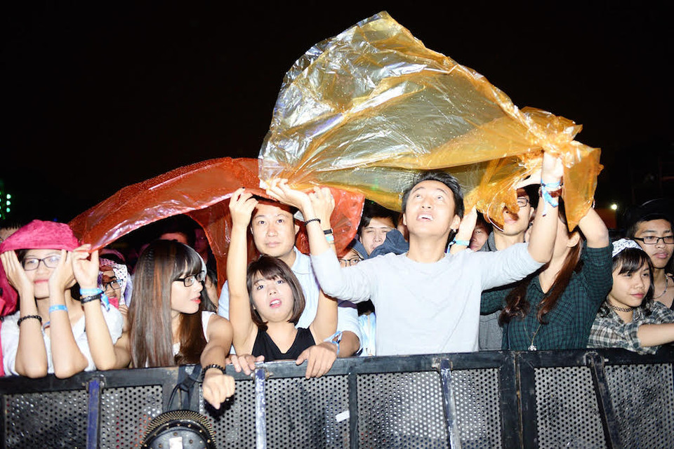 Bất chấp cơn mưa lạnh, các khán giả vẫn cổ vũ hết mình cho các nghệ sỹ. (Nguồn: BTC)