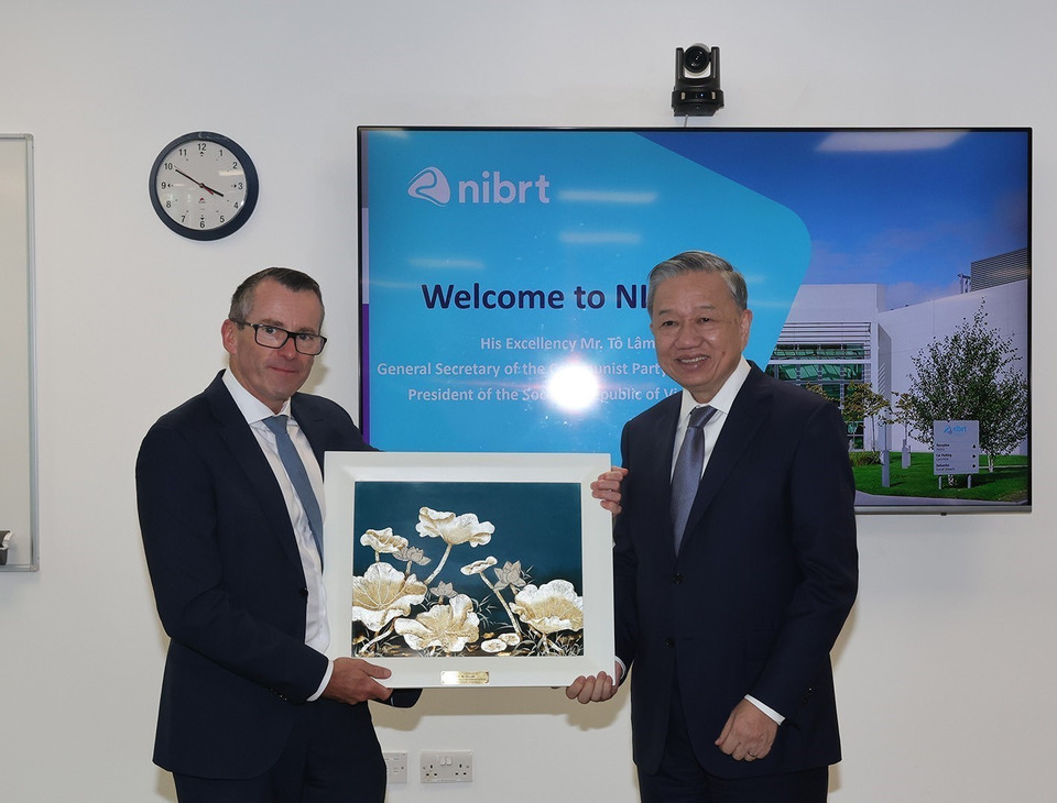 Tổng Bí thư, Chủ tịch nước Tô Lâm tặng quà cho Viện nghiên cứu và đào tạo sinh học quốc gia Ireland. (Ảnh: Trí Dũng/TTXVN)