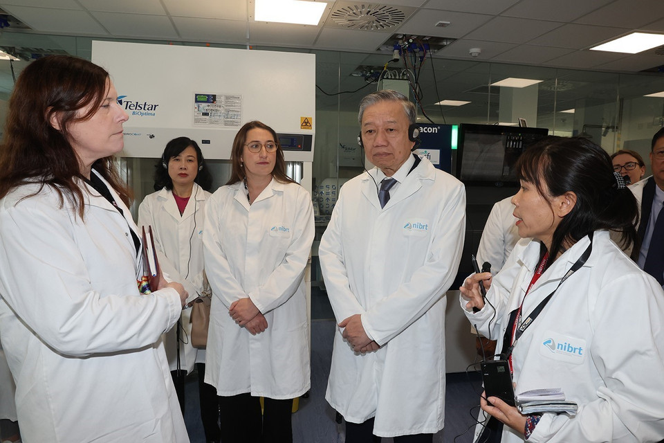 Tổng Bí thư, Chủ tịch nước Tô Lâm tham quan Viện nghiên cứu và đào tạo sinh học quốc gia Ireland. (Ảnh: Trí Dũng/TTXVN)