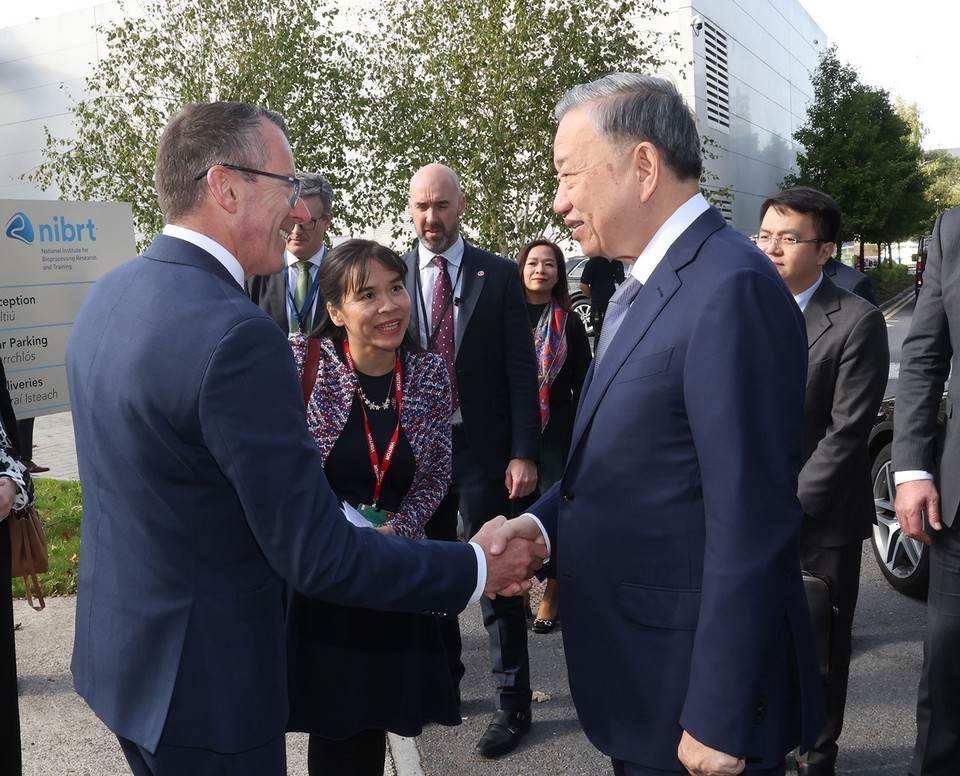 Đại diện Bộ Kinh doanh, Việc làm và Bán lẻ cùng lãnh đạo Viện nghiên cứu đón Tổng Bí thư, Chủ tịch nước Tô Lâm. (Ảnh: Trí Dũng/TTXVN)