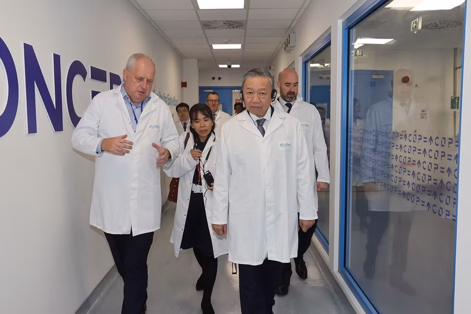 Tổng Bí thư, Chủ tịch nước Tô Lâm thăm Viện nghiên cứu và đào tạo sinh học Quốc gia Ireland, chiều 3/10/2024 tại Thủ đô Dublin. (Ảnh: Trí Dũng/TTXVN)