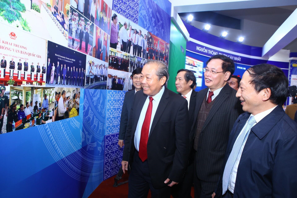 Phó Thủ tướng Thường trực Trương Hòa Bình tham quan các gian trưng bày ấn phẩm báo chí tại Hội báo. (Ảnh: Minh Quyết/TTXVN)