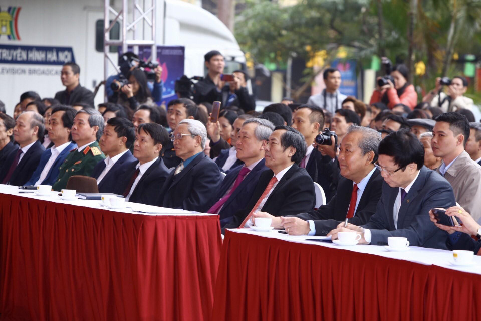 Phó Thủ tướng Thường trực Trương Hòa Bình và các đại biểu dự lễ bế mạc Hội báo toàn quốc 2019. (Ảnh: Minh Quyết/TTXVN)