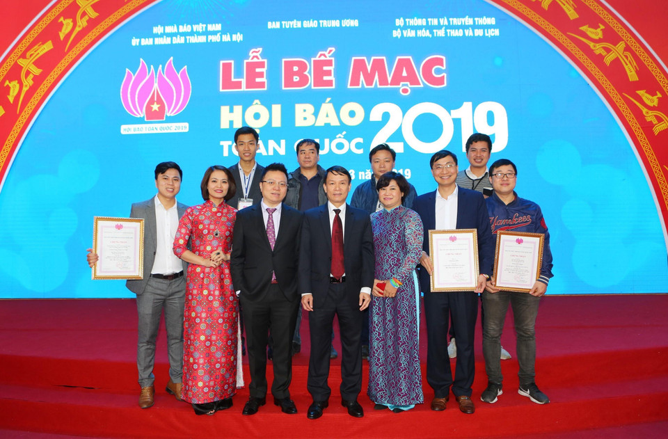 Tổng Giám đốc TTXVN Nguyễn Đức Lợi và Phó Tổng Giám đốc TTXVN Lê Quốc Minh với đại diện các đơn vị, phóng viên, biên tập viên Thông tấn xã Việt Nam. (Ảnh: Thành Đạt/TTXVN)