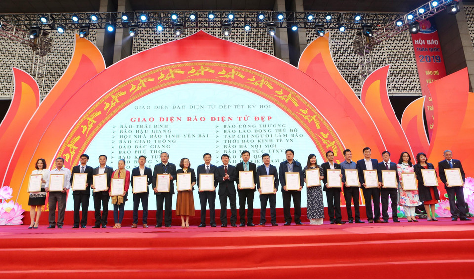 Tổng Giám đốc TTXVN Nguyễn Đức Lợi trao giải Giao diện Báo điện tử đẹp cho các đơn vị. (Ảnh: Thành Đạt/TTXVN)