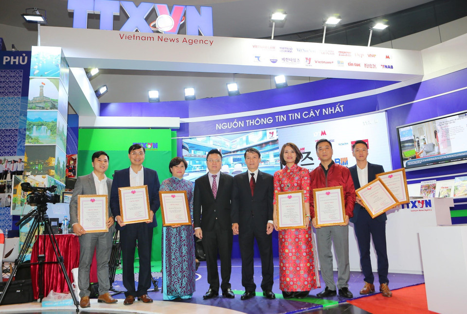 Tổng Giám đốc TTXVN Nguyễn Đức Lợi và Phó Tổng Giám đốc TTXVN Lê Quốc Minh với đại diện các đơn vị, phóng viên, biên tập viên Thông tấn xã Việt Nam giành các giải thưởng tại hội báo. (Ảnh: Thành Đạt/TTXVN)
