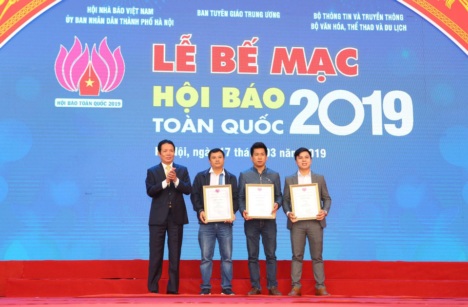 Phóng viên báo điện tử VietnamPlus (TTXVN) Võ Mạnh Hùng giành giải C thể loại báo điện tử, đề tài Môi trường, biến đổi và phòng chống thiên tai. (Ảnh: Thành Đạt/TTXVN)