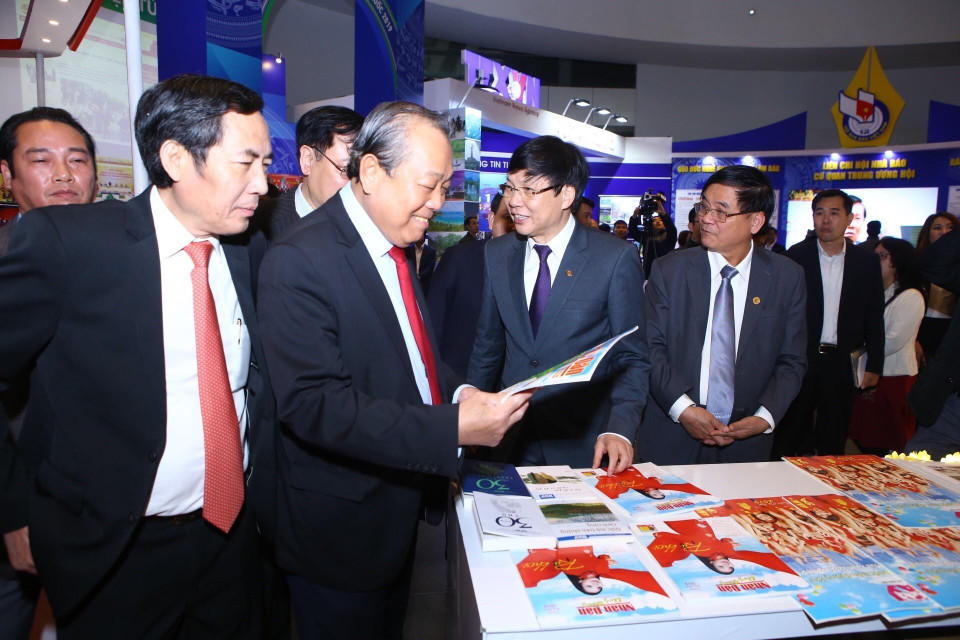 Phó Thủ tướng Thường trực Trương Hòa Bình tham quan gian trưng bày ấn phẩm báo chí của báo Nhân dân. (Ảnh: Minh Quyết/TTXVN)